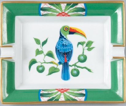 HERMES Paris *Cendrier en porcelaine de Limoges à décor d'un oiseau des îles, bordure...