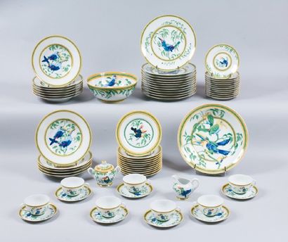 HERMES Paris *Service en porcelaine de 63 éléments à décor de toucan comprenant six...