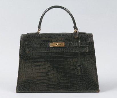 HERMES Paris Sac «Kelly» 32 cm en crocodile noir, attaches plaqué or, poignée, clefs...