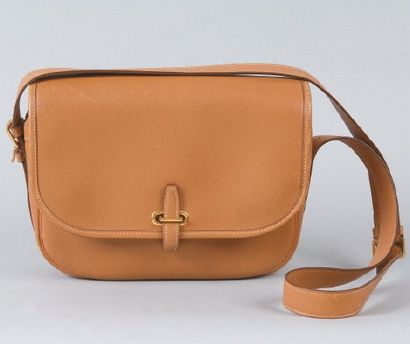 HERMÈS Paris made in France *Sac besace «balle de golf» en cuir courchevel beige,...