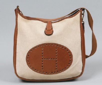 HERMÈS Paris made in France *Sac «Evelyne» en toile beige et cuir camel, devant orné...