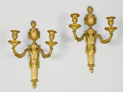 null PAIRE D'APPLIQUES à deux lumières en bronze ciselé et doré Style Louis XVI Haut....