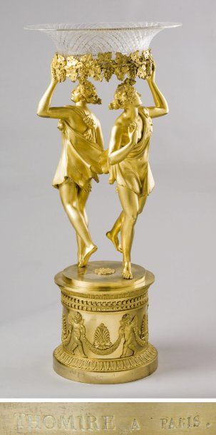 null SURTOUT DE TABLE en bronze ciselé et doré constitué de deux statuettes de danseuses...