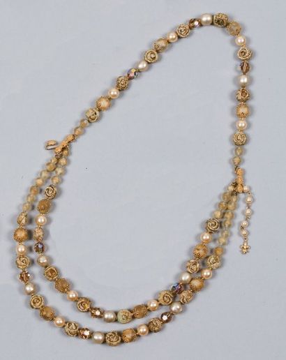 VENDOME Collier en perles de verre, résine et métal doré.