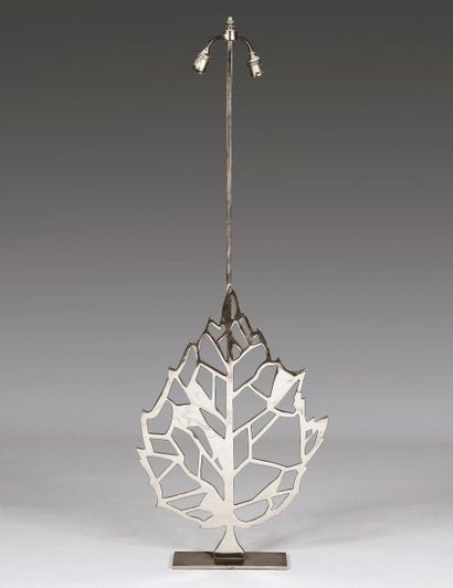 MARIA PERGAY Vers 1970 Lampe feuille en acier nickelé 96,5 cm x 33 cm