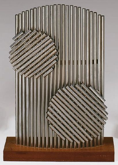 Travail français Vers 1970 Sculpture cinétique, acier et bois. Haut. : 76 cm