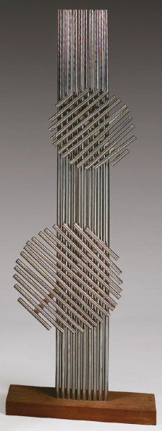 Travail français Vers 1970 Sculpture cinétique, acier et bois. Haut. : 150,5 cm