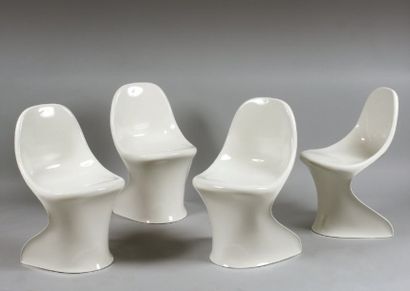 Verner PANTON (dans le gout de ) 1970 Suite de quatre chaises en polyester thermomoulées...