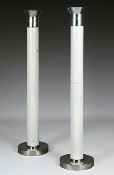 Anonyme Vers 1980 Paire de colonnes lumineuses en acier, piétement et coupelle lumineuse...