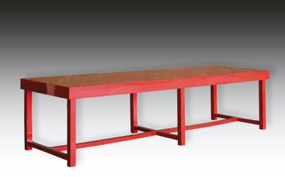 Robert DENNING Vers 1970 Grande table d'atelier en bois laqué rouge de forme rectangulaire...