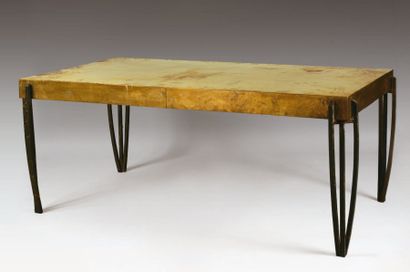 Olivier URMAN (né en 1964) 1999 Grande table rectangulaire en laiton et fer forgé...