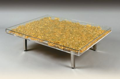 Yves KLEIN (1928-1962) Table basse, en plexiglas, verre, métal et feuilles d'or....