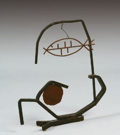 J- DEBLANDRE Sculpture mobile en bronze patiné et acier . Forme abstraite recevant...