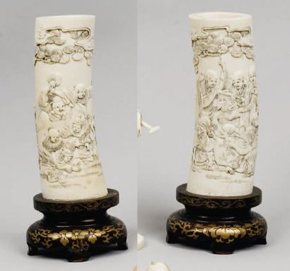 null Paire de vases en ivoire finement sculpté de divinités et enfants sous des pins....