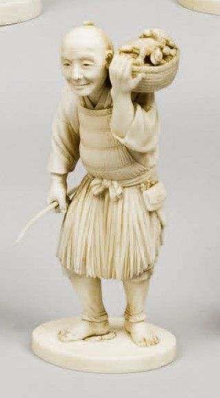 null Okimono en ivoire : pêcheur debout, vêtu d'un tablier de fibres, portant, sur...