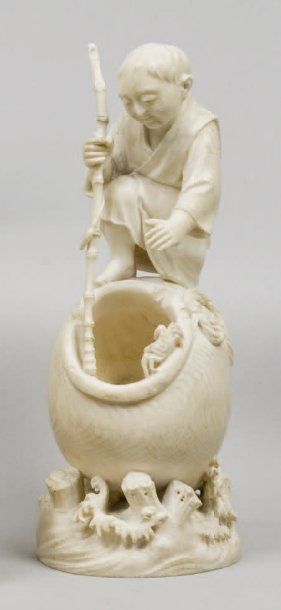 null Okimono en ivoire : enfant tenant une canne de bambou, debout sur une jarre...