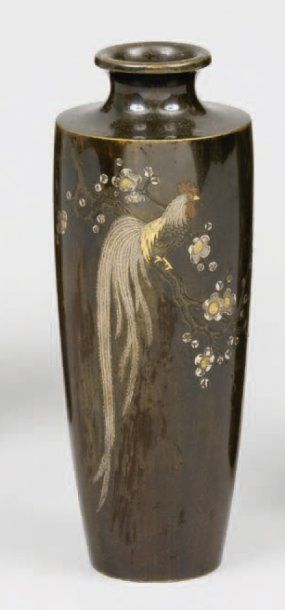 null Petit vase en bronze de patine brune mordorée, décoré d'un coq à longue queue...