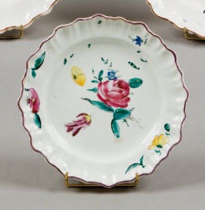 ITALIE - Assiette de forme mouvementée, à décor polychrome de fleurs dont la rose...