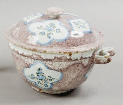 DELFT - Petite assiette à décor polychrome de vase fleuri. Fin du XVIIIème siècle....