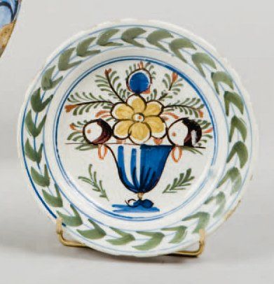 ARTHE - Terrine ronde à anses accolées, décor en camaïeu bleu de fleur dans des réserves...