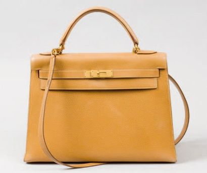 null HERMÈS Paris made in France *Sac « Kelly « 32 cm en cuir grené beige surpiqures...