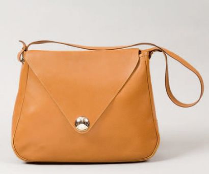 null HERMÈS Paris made in France *Sac «Christine» en cuir courchevel beige, fermeture...