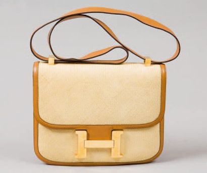 null HERMÈS Paris *Sac « Constance « en paille de riz et cuir gold, fermoir plaqué...