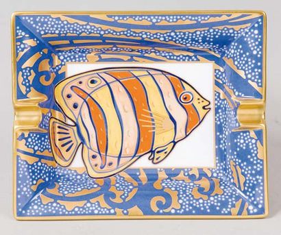 null HERMÈS Paris *Cendrier en porcelaine de Limoges à décor de poisson rehaussé...