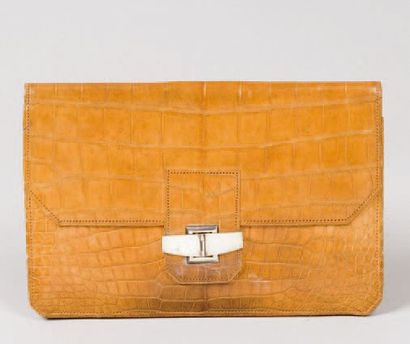 null HERMÈS Paris 24 Fg Saint Honoré circa 1930 *Pochette en crocodile miel, fermoir...