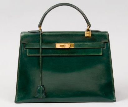 null HERMÈS Paris *Sac « Kelly « 34 cm en cuir vert, attaches et fermoir plaqué or,...