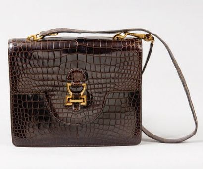 null HERMES Paris *Sac «Martine» en crocodile marron, attaches et fermoir plaqué...