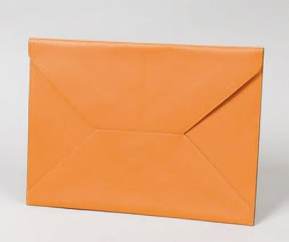 null HERMES Paris made in France *Enveloppe à courrier en cuir gréné orange. très...