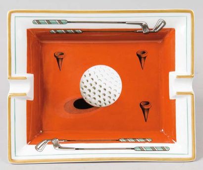 null HERMÈS Paris *Cendrier en porcelaine de Limoges à décor d'accessoires de golfeur...
