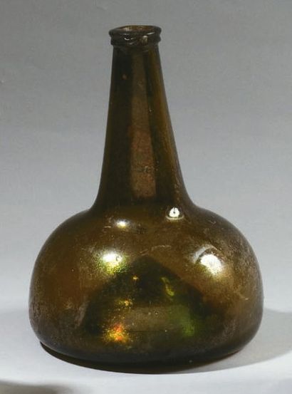 null BOUTEILLE « oignon » en verre vert, important « hickin ». Pays-bas, vers 1700-1720....