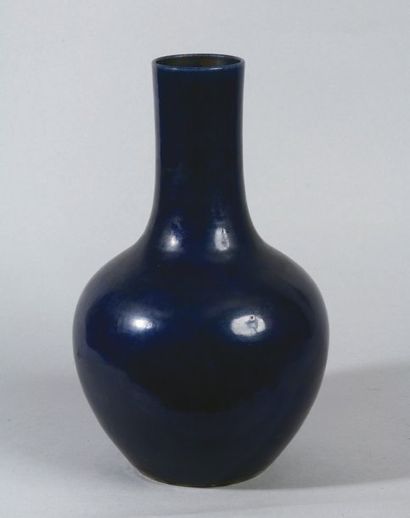 null CHINE VASE à col cylindrique à fond bleu. XIXème siècle. Haut. : 34,5 cm