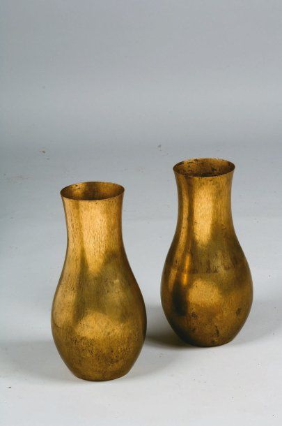 null PAIRE DE VASES BALUSTRES en cuivre martelé et doré. Signé BOTT ALBE GERARDI...