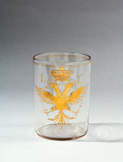 null GOBELET cylindrique en verre orné de l'aigle bicéphale surmonté de la couronne...