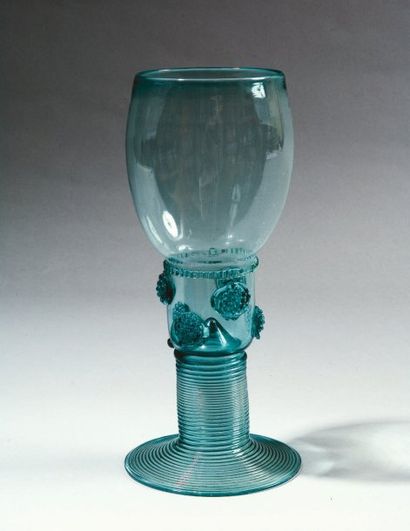 null GRAND RÖMER, "draadschaft", la coupe en verre vert bleu est ovoïde dans sa partie...