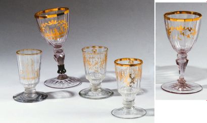 null LOT COMPRENANT : Trois verres à sorbet à décor gravé à l'or de fleurs. Petite...