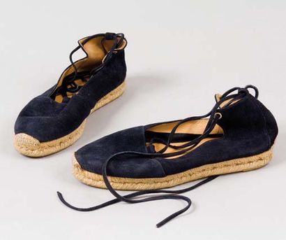 null HERMES Paris *Paire d'espadrilles en daim marine, semelles en corde, lacets,...