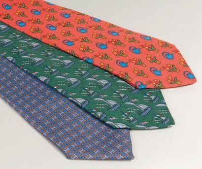 HERMES Paris *Lot de trois cravates en soie...