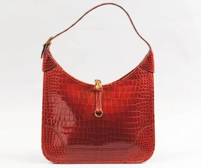 null HERMES Paris made in France *Sac « Trim « en crocodile cerise, fermeture éclair,...