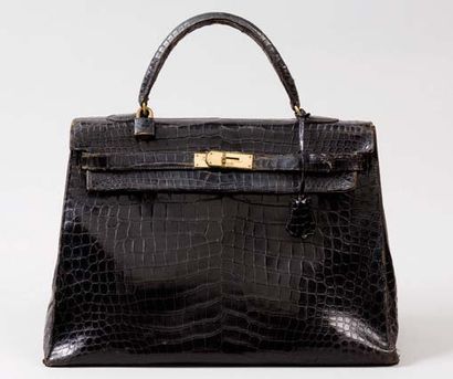 null HERMES Paris *Sac « Kelly « 36 cm en crocodile noir, attaches et fermoir plaqué...