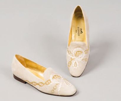 null HERMES Paris *Paire de mocassins en daim beige agrémentés de fils d'or et de...