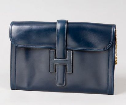 null HERMES Paris made in France *Pochette « Jige « en cuir marine surpiqûre blanche,...