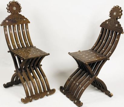 Paire de chaises pliantes en bois sculpté...