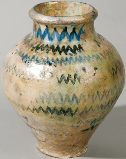 Petit vase balustre en céramique à décor...