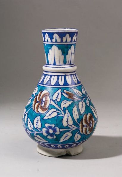 null Vase en céramique peint en polychromie turquoise et bleu sur fond blanc, à décor...