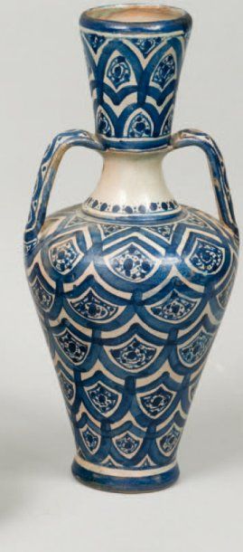 Vase à deux anses en faïence peinte en bleu...