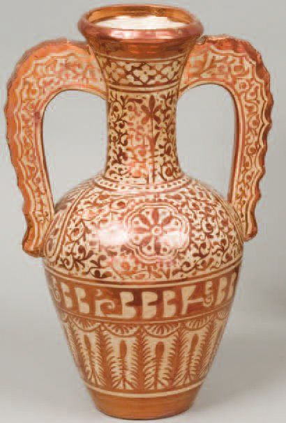 Vase amphore à deux anses dans le style des...